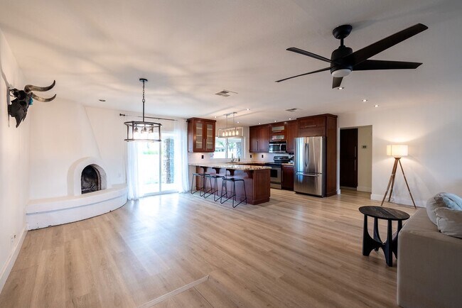 Building Photo - 802 E Caribbean Ln