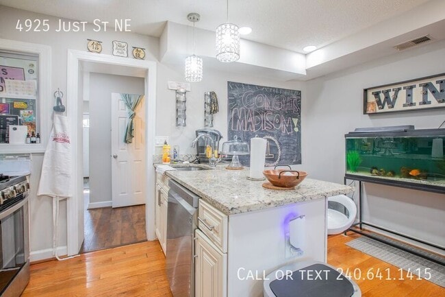 Building Photo - 4925 Just St NE