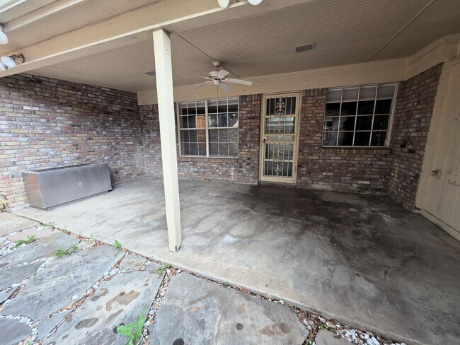 Building Photo - Large Duplex Unit just down the Street fro...