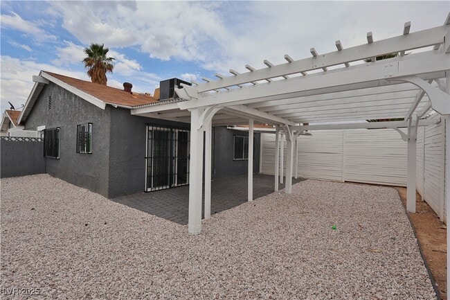Building Photo - 4023 Cll Del Sol
