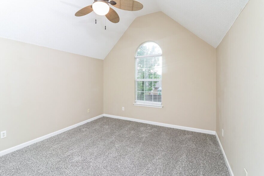 Building Photo - 3695 Longview Dr