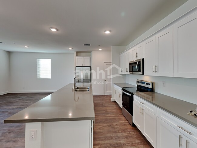 Building Photo - 3360 Blodwen St