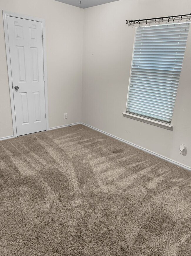 Building Photo - Immediate Move In Available