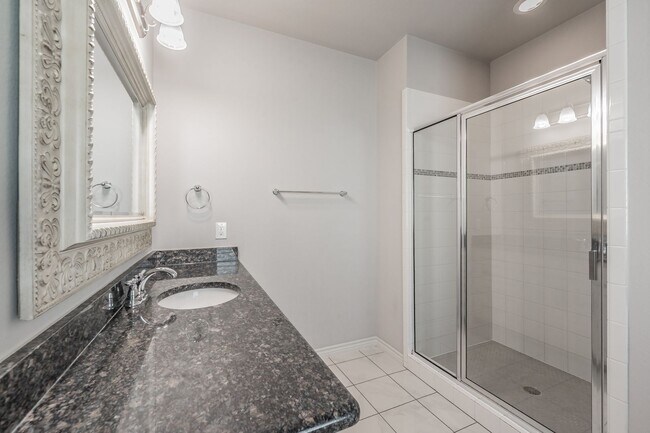 Building Photo - Charming 3-Bedroom, 2-Bathroom Townhome – ...