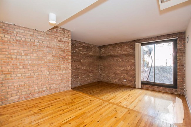 Building Photo - 1 bedroom in Chicago IL 60610