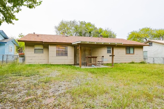 Building Photo - 209 Royal Dr