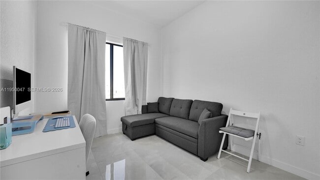 Building Photo - 417 NW 13 Ct