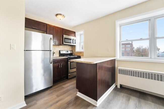 Building Photo - 210 Woodcliff Ave