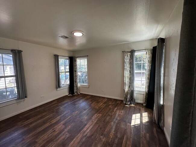 Building Photo - 3217 Cole Ave