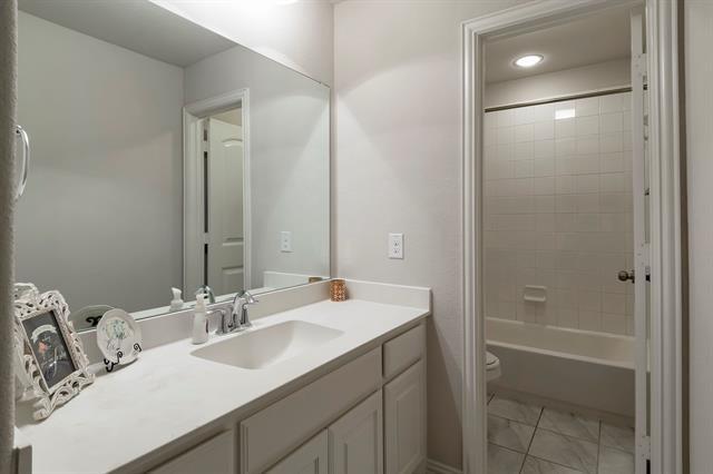Building Photo - 204 Highwood Trail