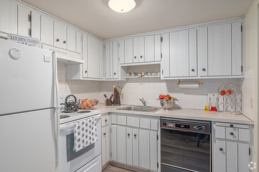 Model - 2 BD, 1 BA - 912SF - Kitchen - Willowick Towers