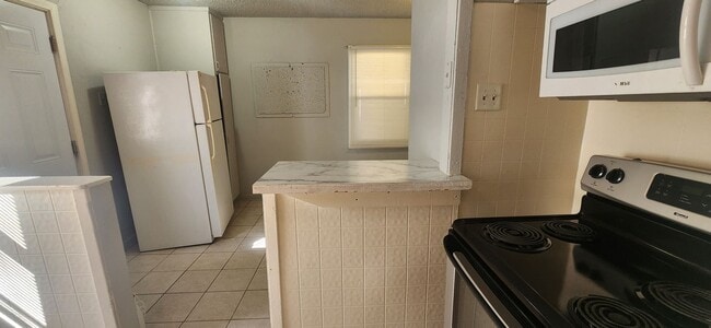 Building Photo - Spacious 2 bedroom and 1 Bath home in Sout...