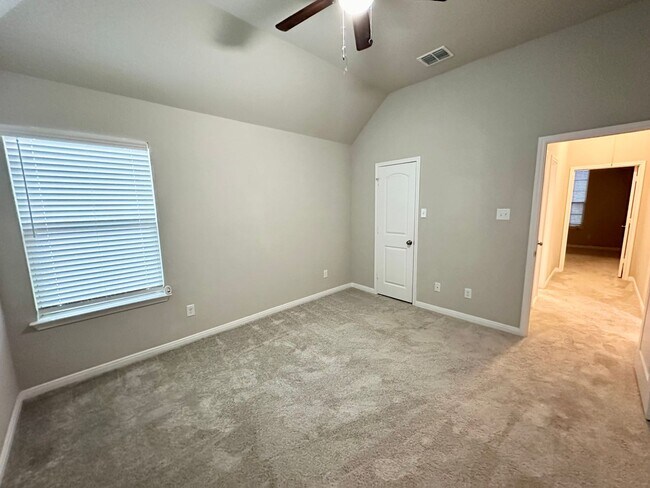 Building Photo - Room for the family!