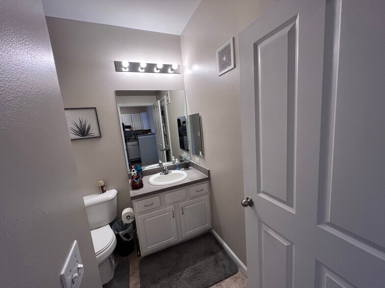 Building Photo - 1000 Providence Plz