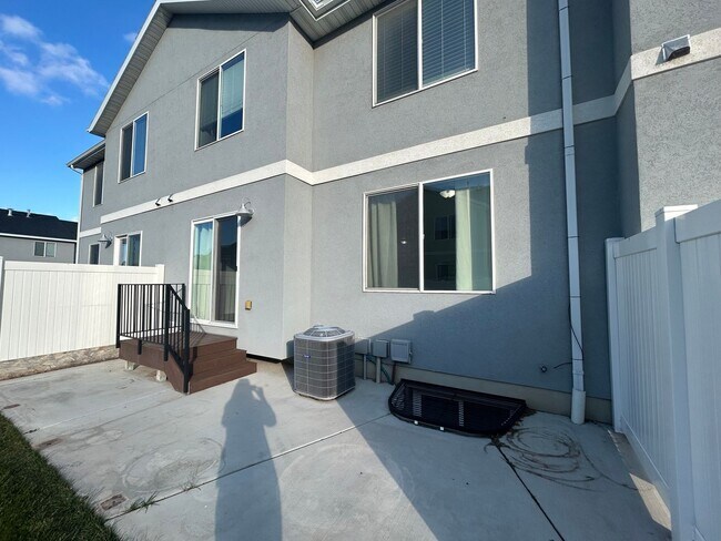 Building Photo - 3 Bedroom 3 Bathroom Townhouse in Saratoga Springs!