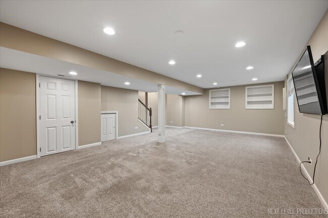 Building Photo - 706 Versailles Pkwy