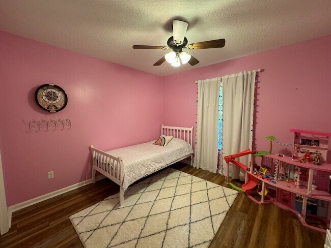 Building Photo - Large Property - No HOA!! - Just outside o...