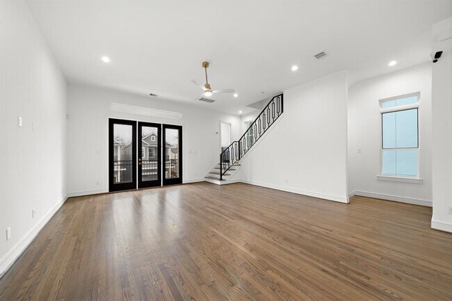 Building Photo - 1013 E 28th St