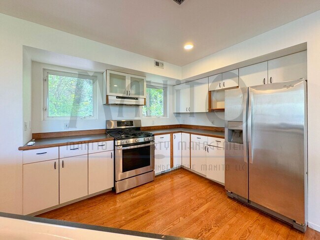 Building Photo - Unique Jon Sayler Designed Townhome