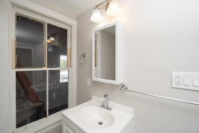 Building Photo - 719 5th Ave