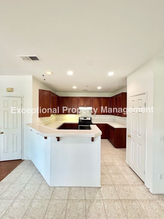 Building Photo - Ready to move in 3 bed 3 bath home