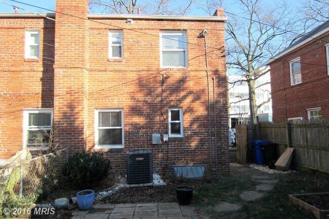 Building Photo - 906 S Highland St