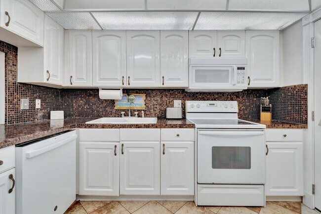 Building Photo - 2871 N Ocean Blvd
