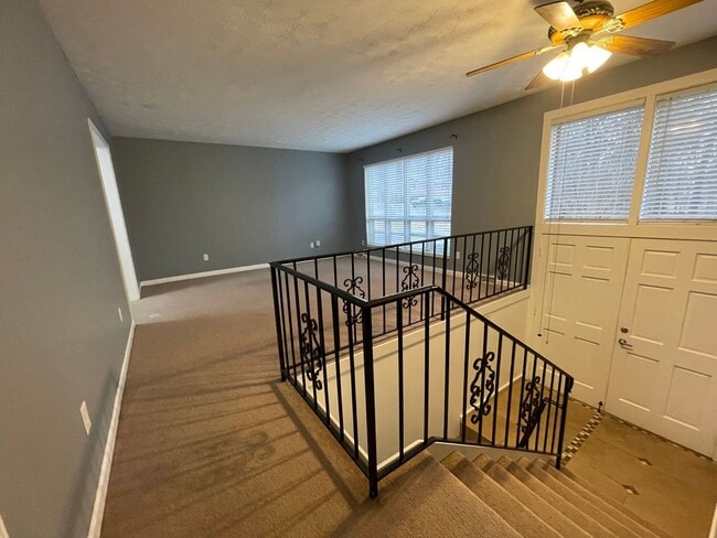 Building Photo - Large 4 bed/2 bath with garage - W. Hamble...