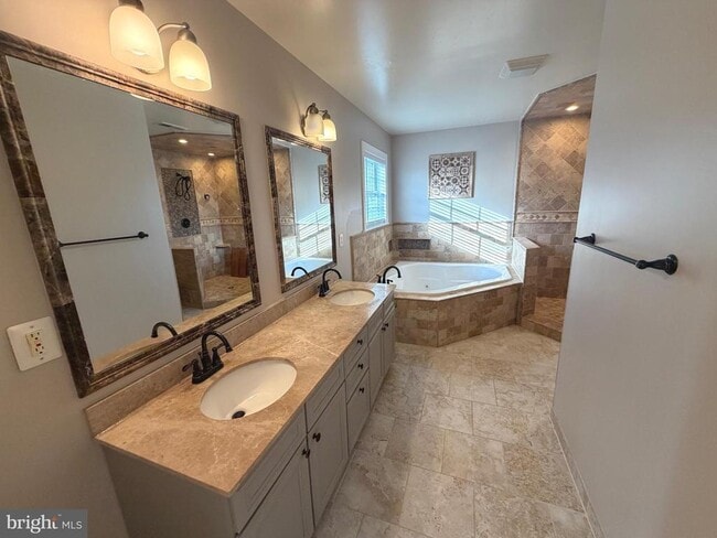 Building Photo - 728 18th St S