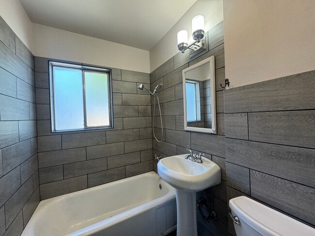 Building Photo - 3 Bedroom In East Tacoma!