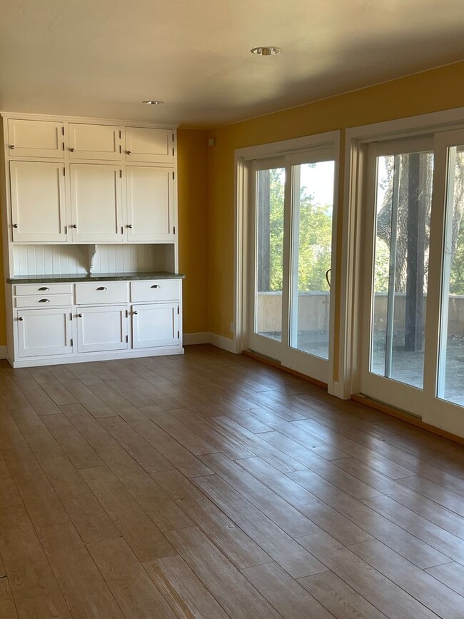 Building Photo - Spacious hilltop home, cul de sac location, fabulous views, Excellent Palo Alto Schools!