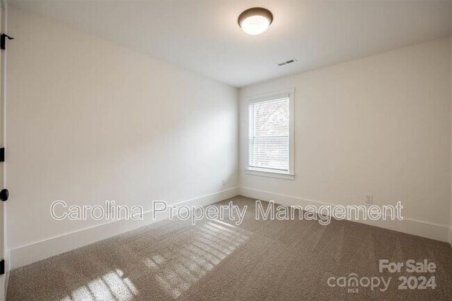 Building Photo - 1233 Eastway Dr