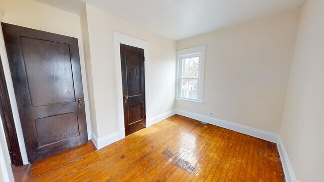 Building Photo - 2 bedroom/1 bath (upper unit)- 1ST MONTH FREE IF LEASE SIGNED BY 10/15