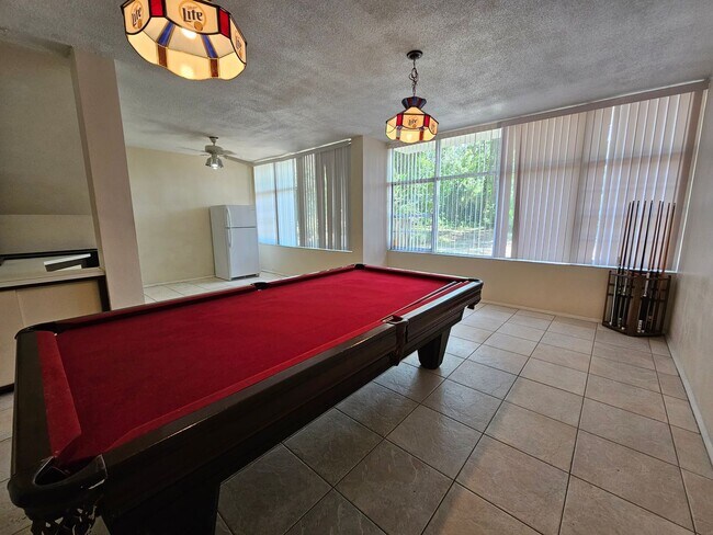 Building Photo - 6 Bedroom/3 Bath home in Black Acres
