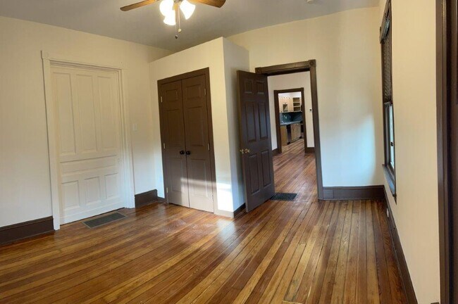 Main bedroom - 317 W Barnard St