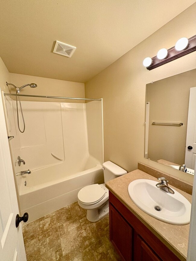 Building Photo - Beautiful 3 bedroom 2 bathroom home locate...