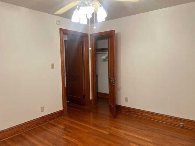 Building Photo - One Level Home! 3bed/1 bath with extra-lar...