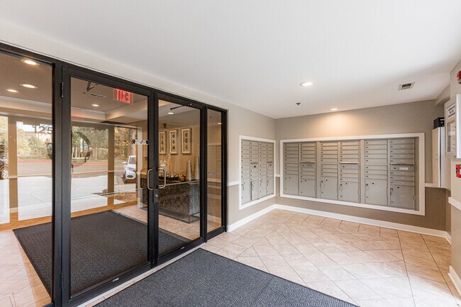 Building Photo - 125 Lakeview Dr