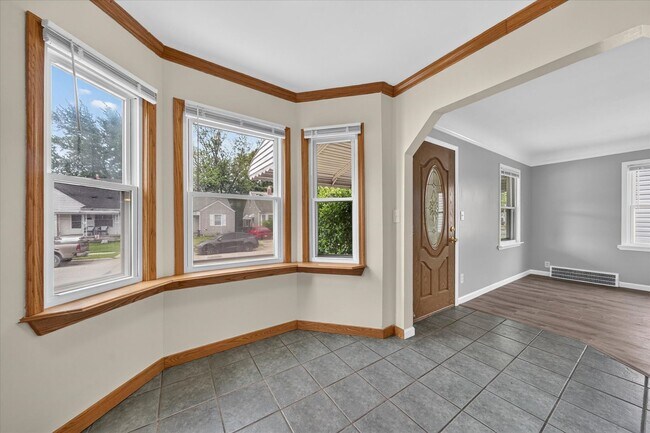Building Photo - Charming 3-Bedroom Bungalow for Rent in Lincoln Park