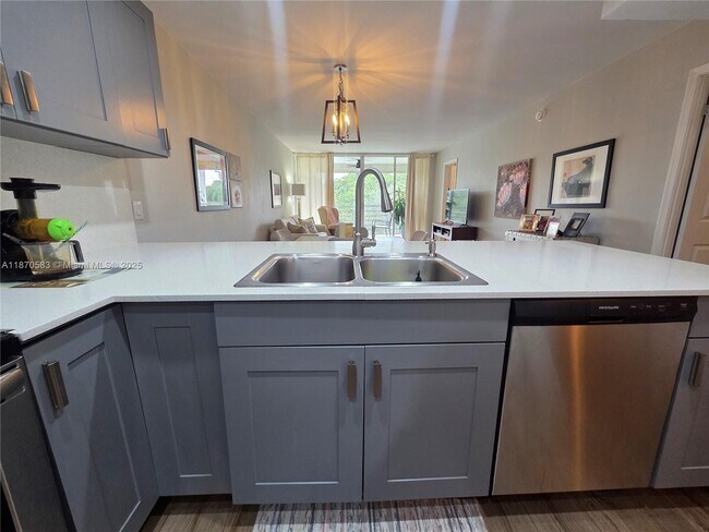 Building Photo - 9410 Poinciana Pl