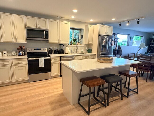 Building Photo - Executive 5 bed/4 bath home, POOL with pool service, decks with VIEWS, two kitchen/living room ar...