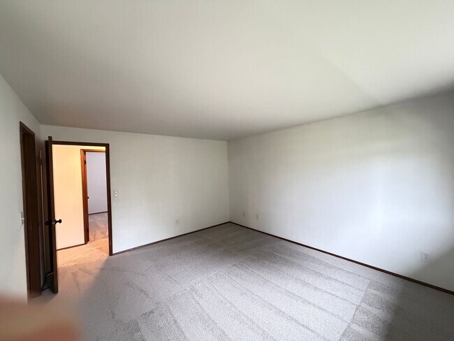 Building Photo - Saratoga Reach Beauty: Updated 4BR Home with Deck, Fireplace & Prime Mukilteo Location