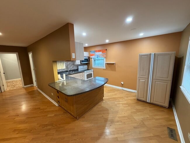 Building Photo - 9426 Kelvin Ln