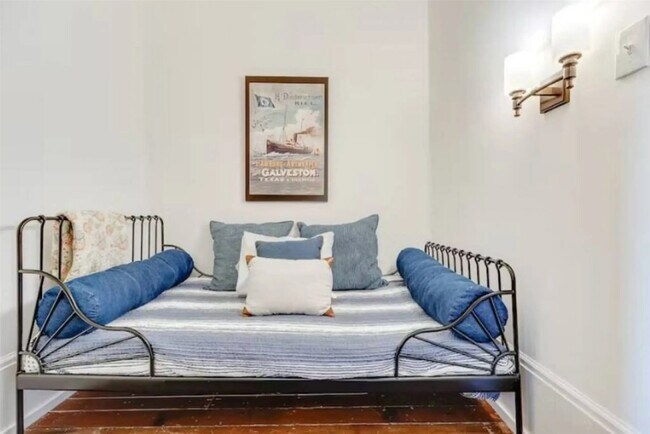 Building Photo - 2010 The Strand