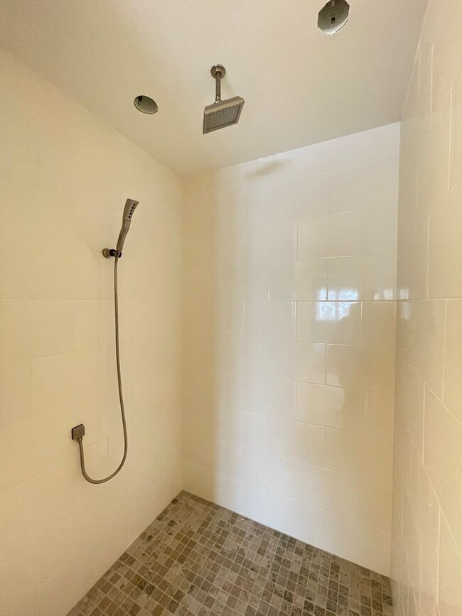Building Photo - AVAILABLE AUGUST- 3 Bed 2 Bath Townhome In...