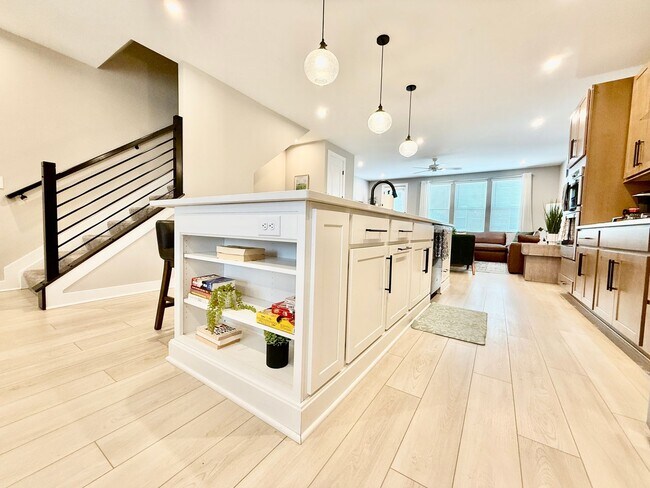 Building Photo - Central, luxury townhome in the heart of Liberty