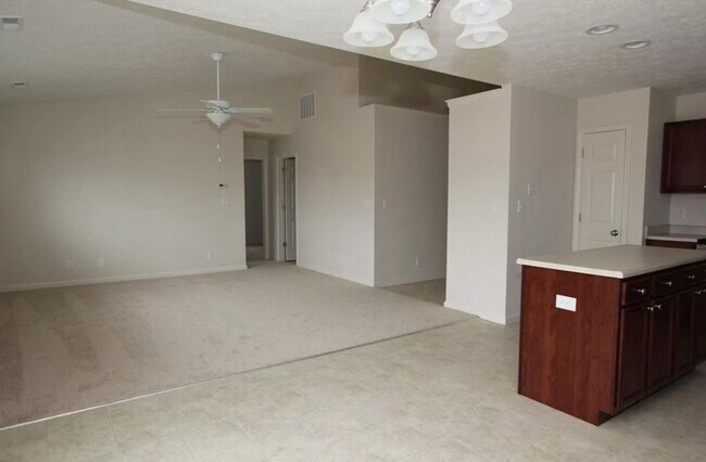 Building Photo - 2425 Cushing Dr