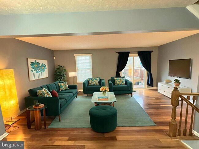 Building Photo - 2108 Commodore Ct