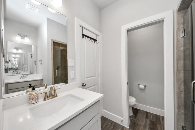 Building Photo - 1743 Cove Cres Ct