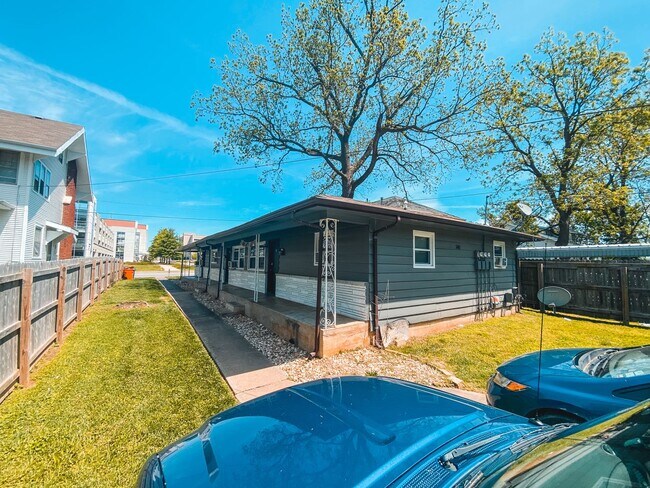 Building Photo - a0740gra